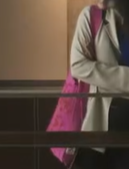 石子と羽男で有村架純が使用したプリーツのピンク色のバッグは？雑誌 